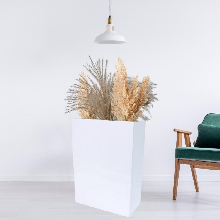 wysoka podłużna donica biała na taras.jpg