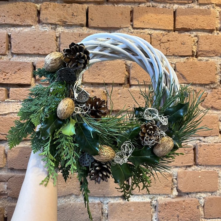 wianek-bozonarodzeniowy-z-drewna-i-igliwi-swiezej2.jpg