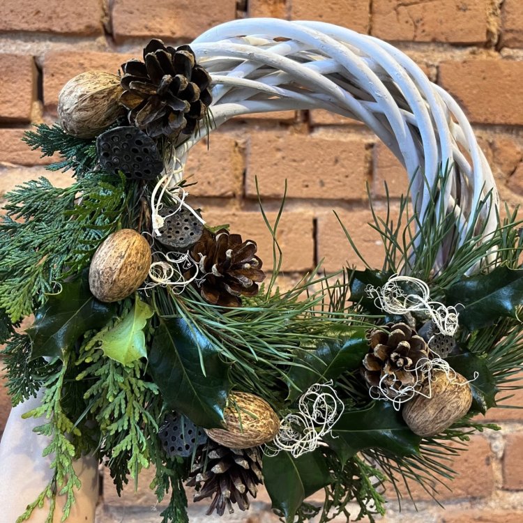 wianek-bozonarodzeniowy-z-drewna-i-igliwi-swiezej3.jpg