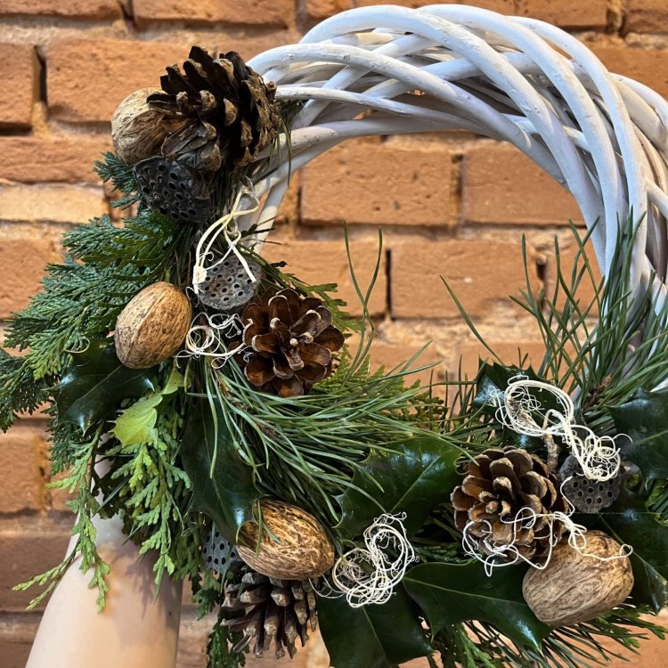 wianek-bozonarodzeniowy-z-drewna-i-igliwi-swiezej4.jpg