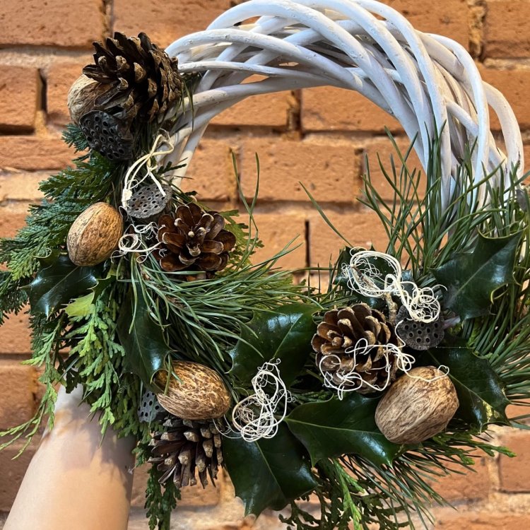 wianek-bozonarodzeniowy-z-drewna-i-igliwi-swiezej5.jpg